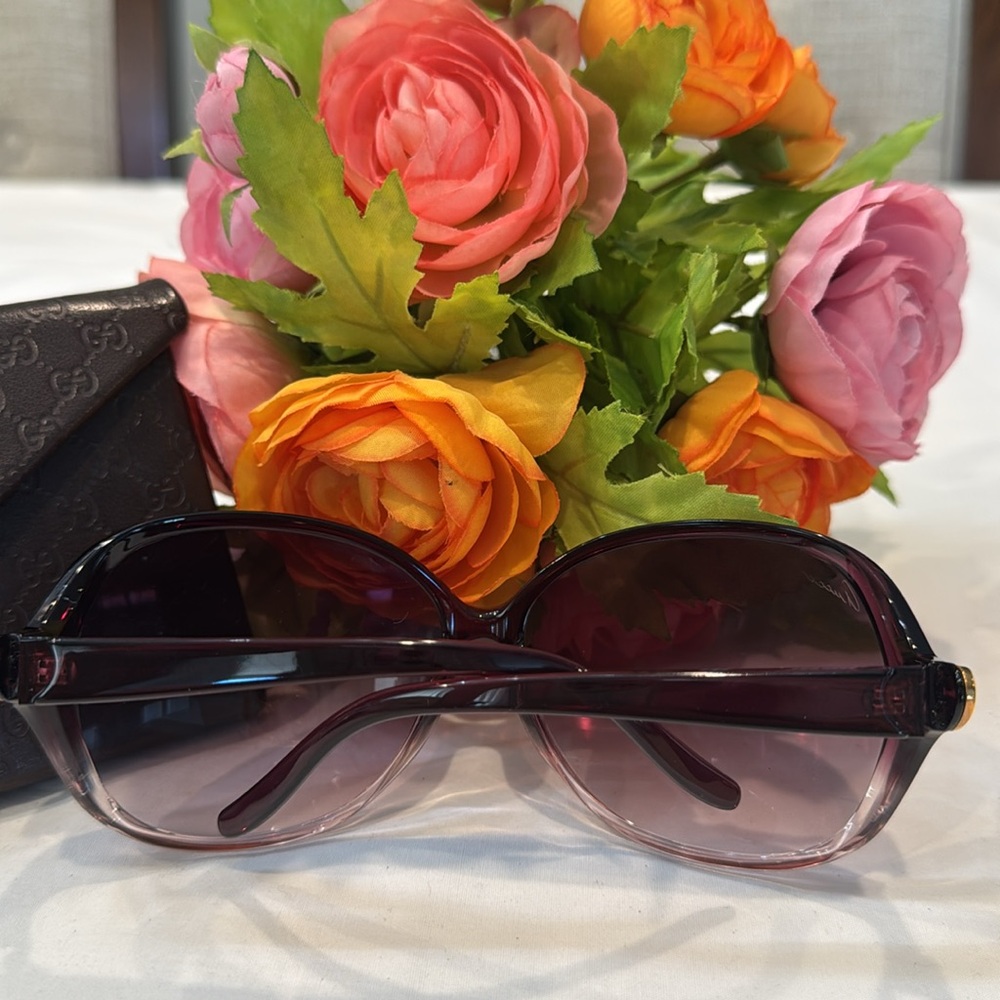 Authentic Gucci Sunglasses with Heart GG logo - Picture 4 of 10